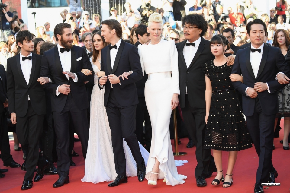 Премьер большого это. Джилленхол и Рианна.